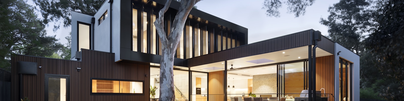 自然光が差し込むはる工房の作業空間