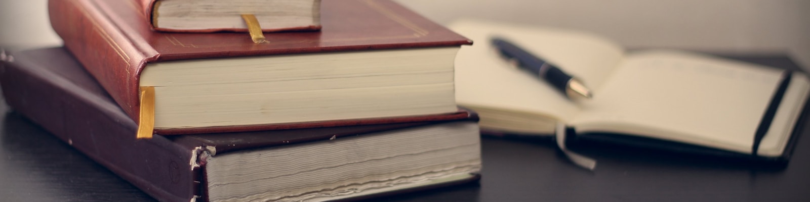 工房のカウンターに置かれた電話と手帳