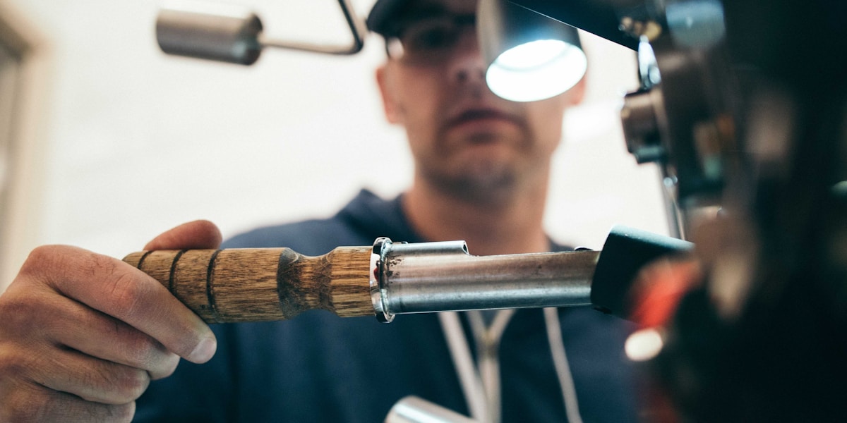 革の端材と縫製中のレザークラフト作品