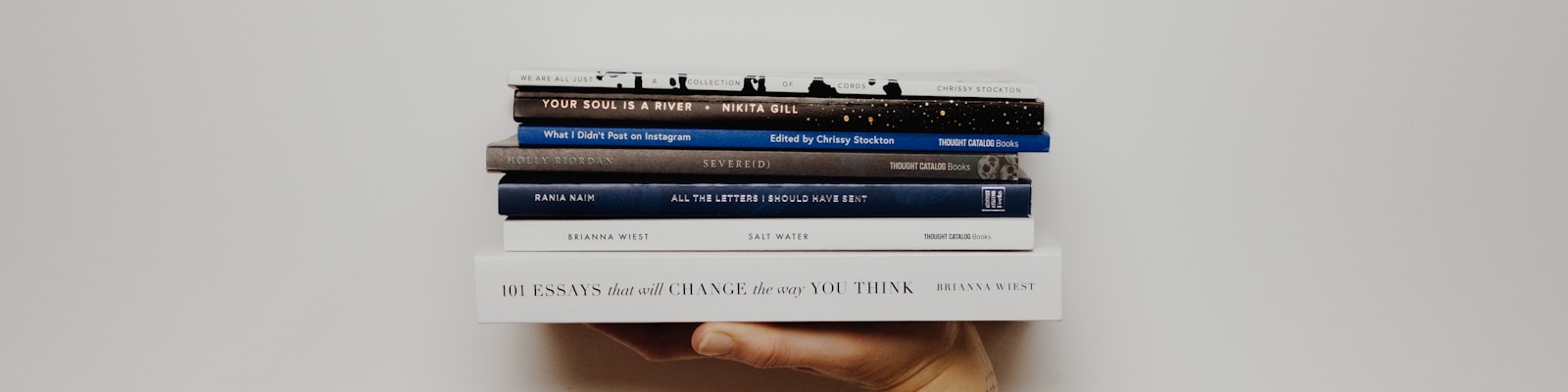 工房の机に並ぶノートと道具